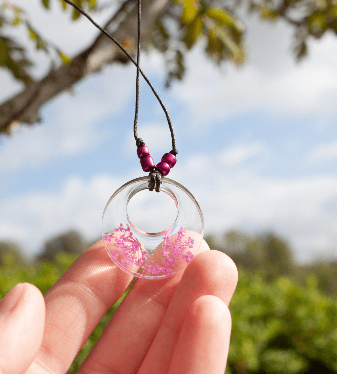 Collar de resina transparente con flores de rosa ChicAntiq