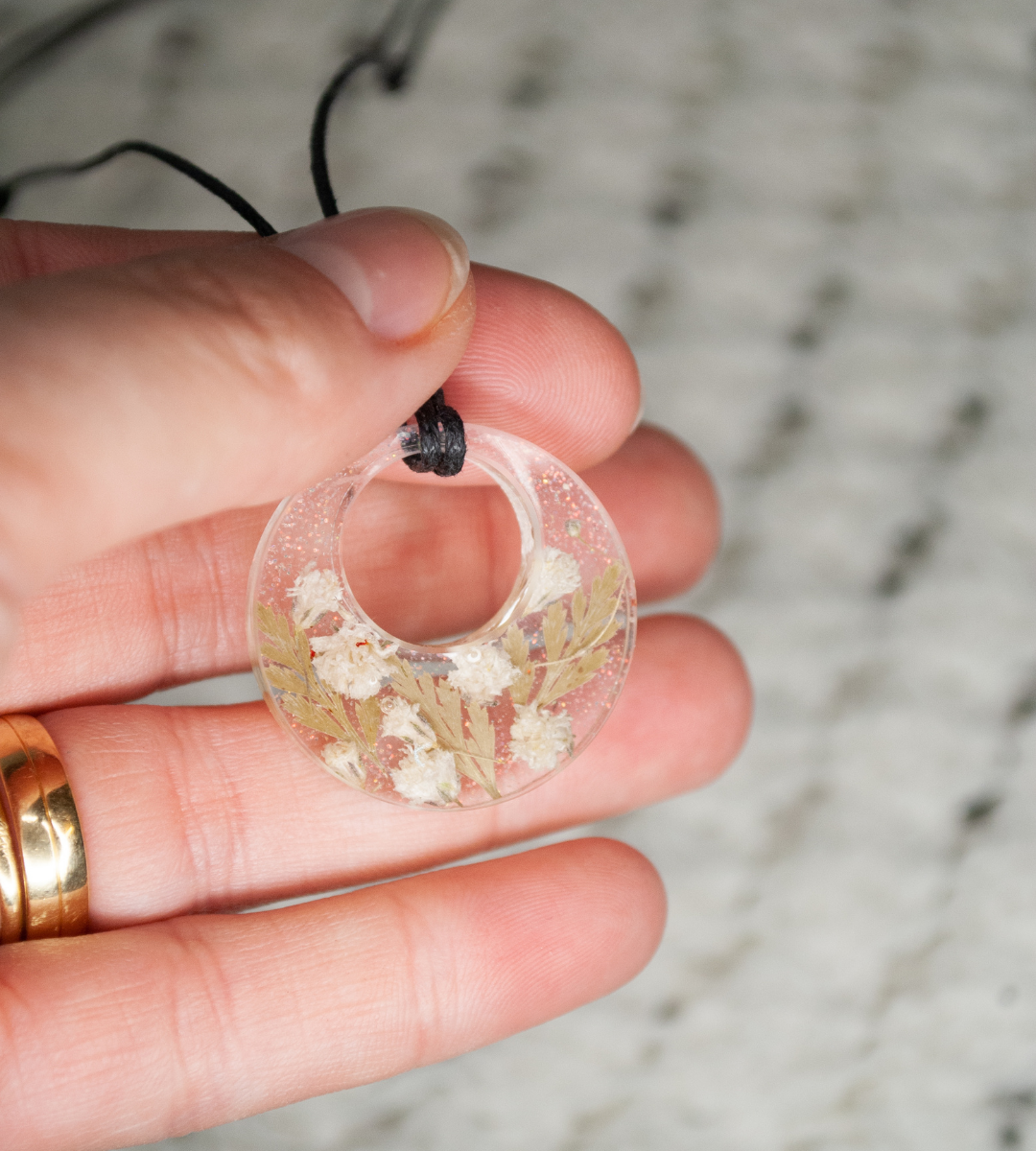 Collar con flores pequeñas en resina -